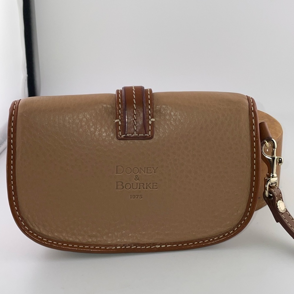 NWOT Dooney & Bourke Small Wristlet Tan With Brown Logo Snap Closure Leather‍‍‍‍ - Picture 3 of 6